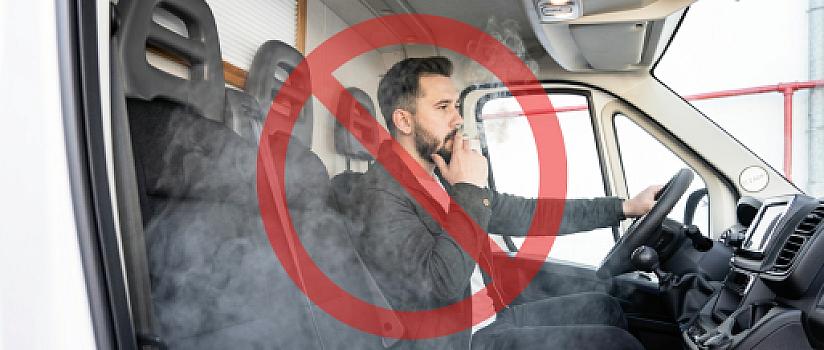 hombre fumando en furgoneta, prohibido